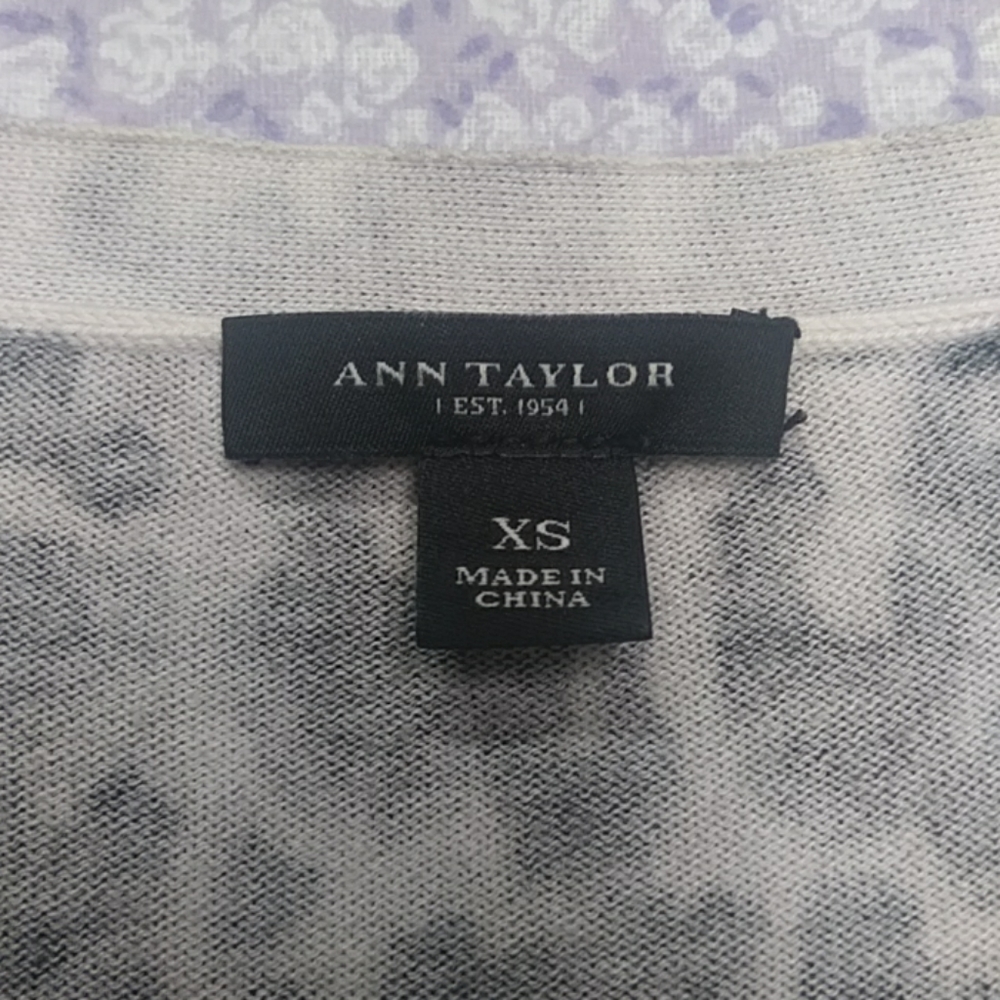 Ann Taylor Sz XS Leopard Print Button Down Cardign - Picture 3 of 4